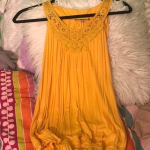 Cute yellow tank top👚